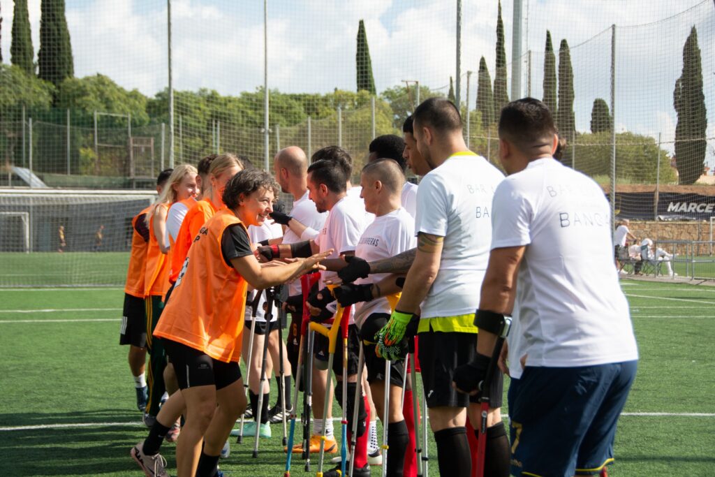Jugadores dándose la mano antes del partido, con y sin discapacidad.