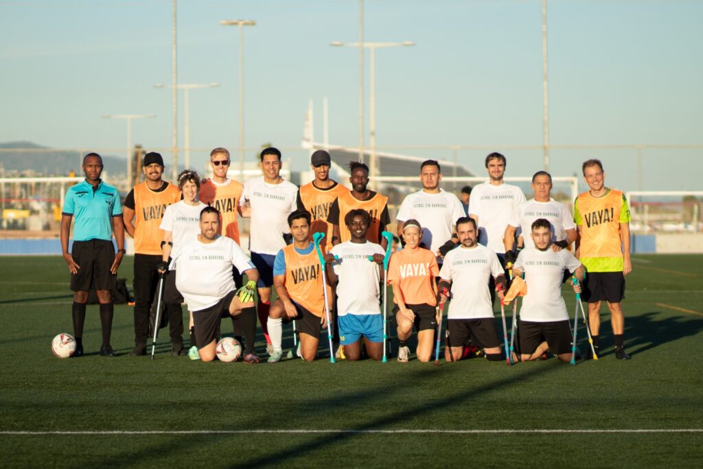 Foto de equipo de un entrenamiento de Fútbol Sin Barreras, jugadores con y sin discapacidad, algunos con muletas.