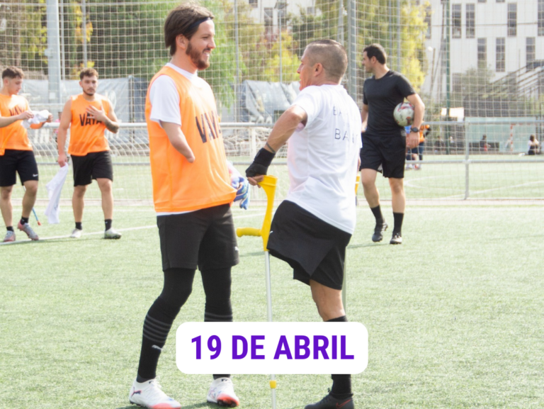 dos jugadores del Equipo Sin Barreras en un campo de fútbol